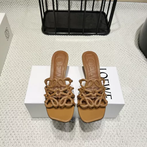 LOEWLuoYiwei 25vs latest hot-selling series in spring and summer… [Hollow-heeled sandals] A top Italian designer with 25 years of experience, the latest heel design is so beautiful that it makes fairies cry. It is a Valentine's Day limited edition. The shoelaces are fully oiled and the details are very interesting. At the same time, the overall shoe shape is a classic simple thin strap style. The collision of seriousness and humor is very dramatic~ The ultimate interpretation of surrealism is full of surprising and novel camp aesthetics, which is interesting.