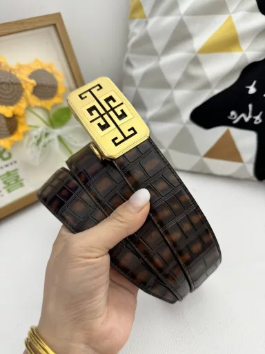 Product name: Givenchy original 💕 automatic belt P160Material: original cowhide belt 100% first-layer cowhide belt✨guaranteed genuine leather, 24K pure steel buckle, original quality of the counter, fine workmanship, fashionable brand, first choice for gifting and personal usePackaging: Please look for the counter packaging as shown in the picture💕Free puncher💞Handbag💕Counter gift box💍Width 3.5CM automatic buckle