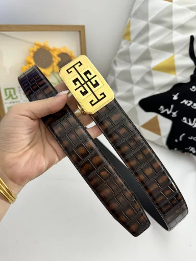 Product name: Givenchy original 💕 automatic belt P160Material: original cowhide belt 100% first-layer cowhide belt✨guaranteed genuine leather, 24K pure steel buckle, original quality of the counter, fine workmanship, fashionable brand, first choice for gifting and personal usePackaging: Please look for the counter packaging as shown in the picture💕Free puncher💞Handbag💕Counter gift box💍Width 3.5CM automatic buckle