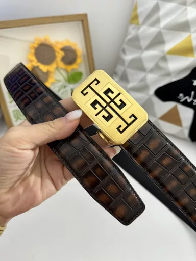 Product name: Givenchy original 💕 automatic belt P160Material: original cowhide belt 100% first-layer cowhide belt✨guaranteed genuine leather, 24K pure steel buckle, original quality of the counter, fine workmanship, fashionable brand, first choice for gifting and personal usePackaging: Please look for the counter packaging as shown in the picture💕Free puncher💞Handbag💕Counter gift box💍Width 3.5CM automatic buckle