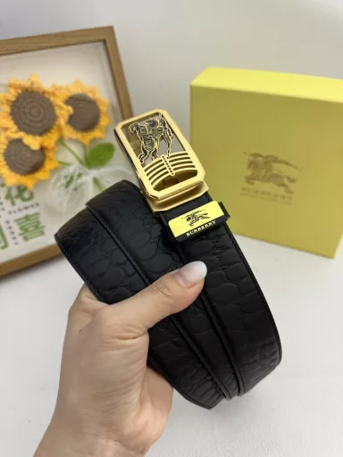 Product name: Burberry 💕 Automatic belt P155Material: Original cowhide belt 100% first-layer cowhide belt✨Guaranteed genuine leather, 24K pure steel buckle, original quality of counter, fine workmanship, fashionable brand, first choice for gifting and personal usePackaging: Please look for the counter packaging as shown in the picture💕Free puncher💞Handbag💕Counter gift box