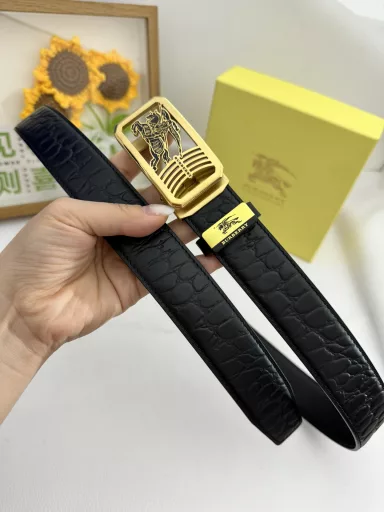 Product name: Burberry 💕 Automatic belt P155Material: Original cowhide belt 100% first-layer cowhide belt✨Guaranteed genuine leather, 24K pure steel buckle, original quality of counter, fine workmanship, fashionable brand, first choice for gifting and personal usePackaging: Please look for the counter packaging as shown in the picture💕Free puncher💞Handbag💕Counter gift box