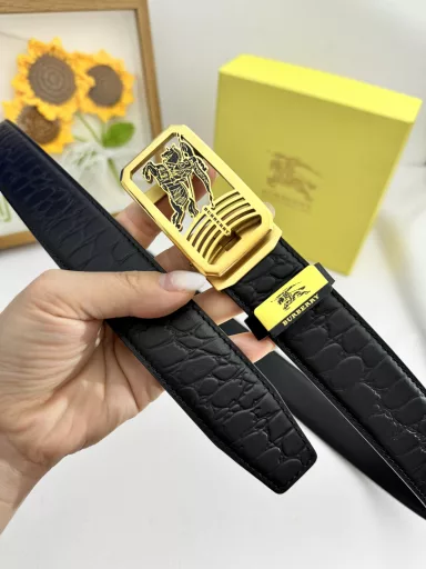 Product name: Burberry 💕 Automatic belt P155Material: Original cowhide belt 100% first-layer cowhide belt✨Guaranteed genuine leather, 24K pure steel buckle, original quality of counter, fine workmanship, fashionable brand, first choice for gifting and personal usePackaging: Please look for the counter packaging as shown in the picture💕Free puncher💞Handbag💕Counter gift box