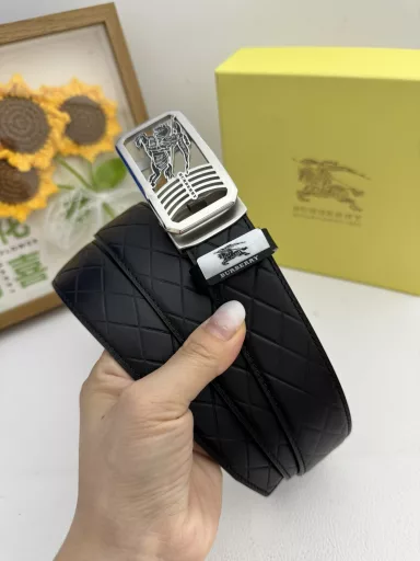 Product name: Burberry 💕 Automatic belt P155Material: Original cowhide belt 100% first-layer cowhide belt✨Guaranteed genuine leather, 24K pure steel buckle, original quality of counter, fine workmanship, fashionable brand, first choice for gifting and personal usePackaging: Please look for the counter packaging as shown in the picture💕Free puncher💞Handbag💕Counter gift box