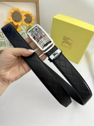 Product name: Burberry 💕 Automatic belt P155Material: Original cowhide belt 100% first-layer cowhide belt✨Guaranteed genuine leather, 24K pure steel buckle, original quality of counter, fine workmanship, fashionable brand, first choice for gifting and personal usePackaging: Please look for the counter packaging as shown in the picture💕Free puncher💞Handbag💕Counter gift box