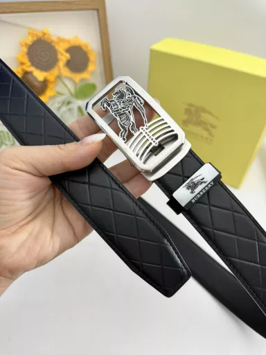 Product name: Burberry 💕 Automatic belt P155Material: Original cowhide belt 100% first-layer cowhide belt✨Guaranteed genuine leather, 24K pure steel buckle, original quality of counter, fine workmanship, fashionable brand, first choice for gifting and personal usePackaging: Please look for the counter packaging as shown in the picture💕Free puncher💞Handbag💕Counter gift box