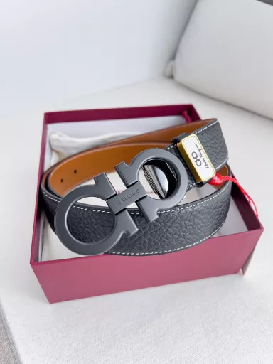 Product name: Ferragamo ✈️ belt · leather belt · original P150Model: buckle, classic buckle made of pure copper, real shot, first-layer cowhideMaterial: 🐂 100% first-layer cowhide, guaranteed genuine leather. Pure copper material, vacuum plating will never fade, 🌈 double-sided ✨ counter quality, classic first-layer cowhide lychee pattern white line ➕ khaki flat pattern, silver buckle, new boutique pure copper material buckle head, the belt body can be freely cut, can be used on both sides, the first choice for giving to others for personal use ✈️Packaging: Please look for the counter packaging as shown in the picture NFC card drop, free puncher, original electronic ticket