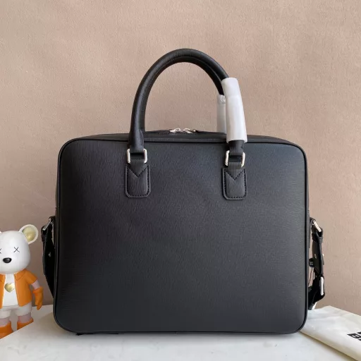 Montblanc - The latest men's briefcase is made of top-grain cowhide. The leather is soft and high-grade. It feels great. The simple design is enough to show its luxury. The quality of details is beyond doubt. It is undoubtedly a high-end and versatile item.