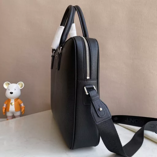 Montblanc - The latest men's briefcase is made of top-grain cowhide. The leather is soft and high-grade. It feels great. The simple design is enough to show its luxury. The quality of details is beyond doubt. It is undoubtedly a high-end and versatile item.