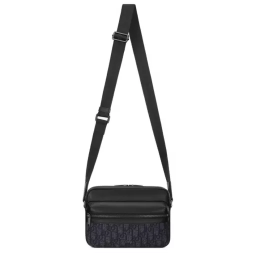 Dior's Rider zip messenger bag is practical and sophisticated, making it an ideal item for everyday life. It is carefully crafted from beige and black oblique print fabric, decorated with black grained cowhide leather details and embellished with a logo on the front. The zippered compartment and front zippered pocket can store all kinds of daily necessities, and it can be worn on the shoulder or crossbody with the cistian adjustable strap. Nylon internal zip main compartment Front zippered pocket Internal slip pocket Back slip pocket