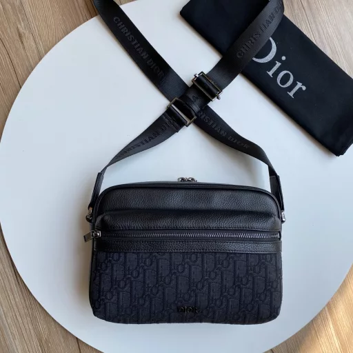 Dior's Rider zip messenger bag is practical and sophisticated, making it an ideal item for everyday life. It is carefully crafted from beige and black oblique print fabric, decorated with black grained cowhide leather details and embellished with a logo on the front. The zippered compartment and front zippered pocket can store all kinds of daily necessities, and it can be worn on the shoulder or crossbody with the cistian adjustable strap. Nylon internal zip main compartment Front zippered pocket Internal slip pocket Back slip pocket