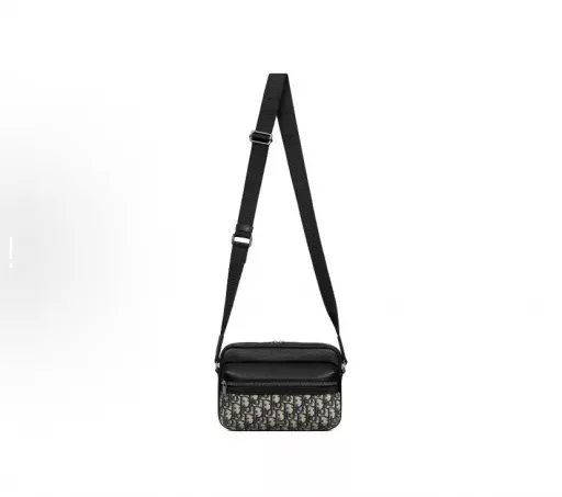 Dior's Rider zip messenger bag is practical and sophisticated, making it an ideal item for everyday life. It is carefully crafted from beige and black oblique print fabric, decorated with black grained cowhide leather details and embellished with a logo on the front. The zippered compartment and front zippered pocket can store all kinds of daily necessities, and it can be worn on the shoulder or crossbody with the cistian adjustable strap. Nylon internal zip main compartment Front zippered pocket Internal slip pocket Back slip pocket
