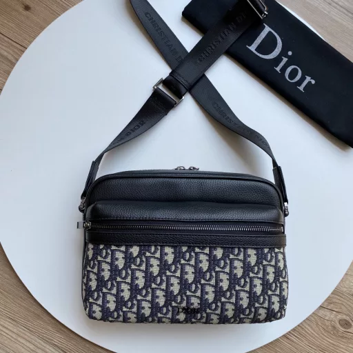Dior's Rider zip messenger bag is practical and sophisticated, making it an ideal item for everyday life. It is carefully crafted from beige and black oblique print fabric, decorated with black grained cowhide leather details and embellished with a logo on the front. The zippered compartment and front zippered pocket can store all kinds of daily necessities, and it can be worn on the shoulder or crossbody with the cistian adjustable strap. Nylon internal zip main compartment Front zippered pocket Internal slip pocket Back slip pocket