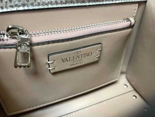 Valentino Garavani VSLING | Valentino | Golden Snake Professional Briefcase 💼With an extendable color-blocked shoulder strap and handle, it can be easily carried on the shoulder, crossbody or by hand. Retro-styled brass metal accessories with magnetic buckle closure, with adjustable chain leather shoulder strap with iconic logo, foot guard at the bottom of the bag, and nappa leather lining. Interior: 2 compartments, 1 zipper pocket and 1 flat open pocket