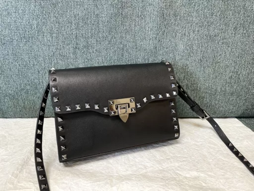 Valentino Messenger Bag Model: 0181 Simple design, adjustable shoulder strap, 1 slip pocket inside Leather: Plain cowhide, natural tumbled cowhide