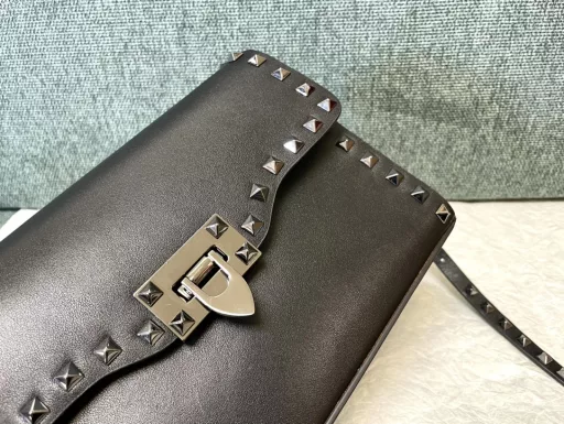 Valentino Messenger Bag Model: 0181 Simple design, adjustable shoulder strap, 1 slip pocket inside Leather: Plain cowhide, natural tumbled cowhide