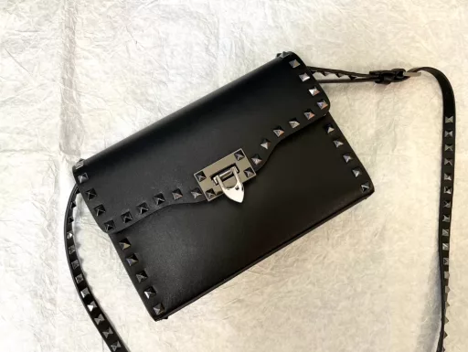 Valentino Messenger Bag Model: 0181 Simple design, adjustable shoulder strap, 1 slip pocket inside Leather: Plain cowhide, natural tumbled cowhide