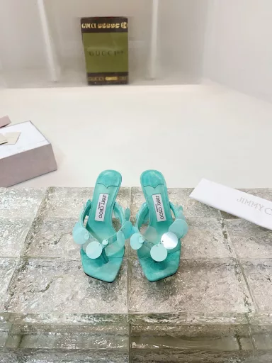 FREJA 70The Freja 70 series of mule sandals are carefully crafted from suede and decorated with metallic sequins, exuding a retro charm. The three-dimensional heel shape and modern square toe design are fashionable, elegant and unique.