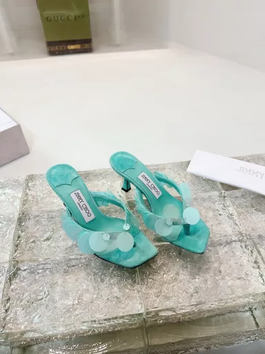 FREJA 70The Freja 70 series of mule sandals are carefully crafted from suede and decorated with metallic sequins, exuding a retro charm. The three-dimensional heel shape and modern square toe design are fashionable, elegant and unique.