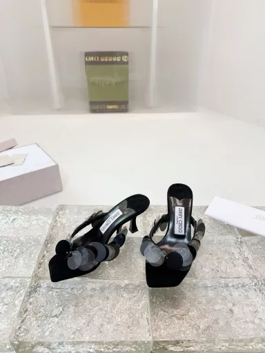 FREJA 70The Freja 70 series of mule sandals are carefully crafted from suede and decorated with metallic sequins, exuding a retro charm. The three-dimensional heel shape and modern square toe design are fashionable, elegant and unique.