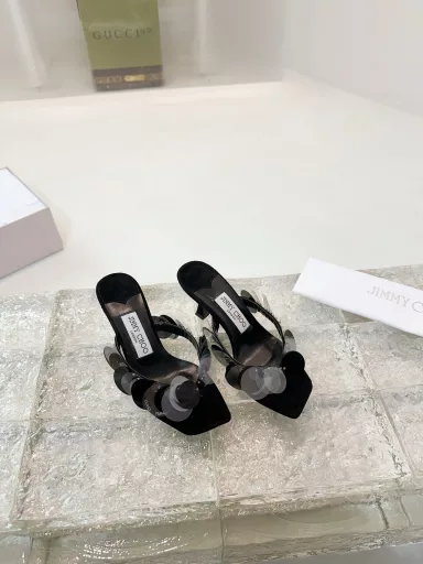 FREJA 70The Freja 70 series of mule sandals are carefully crafted from suede and decorated with metallic sequins, exuding a retro charm. The three-dimensional heel shape and modern square toe design are fashionable, elegant and unique.
