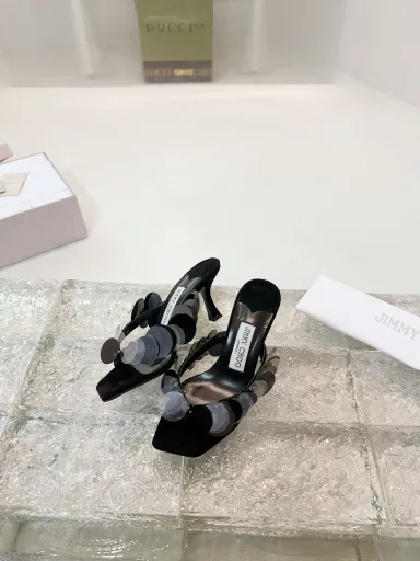 FREJA 70The Freja 70 series of mule sandals are carefully crafted from suede and decorated with metallic sequins, exuding a retro charm. The three-dimensional heel shape and modern square toe design are fashionable, elegant and unique.
