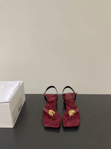 THE ROW's latest Roman flip-flop gold bean sandals are simple and stylish and can be matched with anything✔️A must-have that will impress you as soon as you put them on!