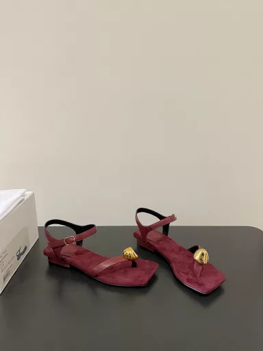 THE ROW's latest Roman flip-flop gold bean sandals are simple and stylish and can be matched with anything✔️A must-have that will impress you as soon as you put them on!