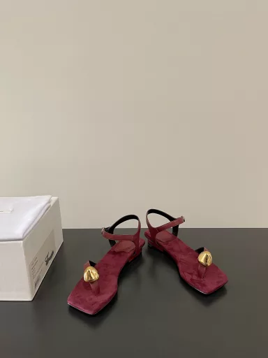 THE ROW's latest Roman flip-flop gold bean sandals are simple and stylish and can be matched with anything✔️A must-have that will impress you as soon as you put them on!