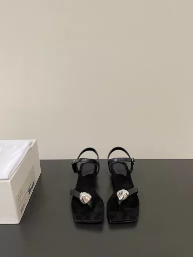 THE ROW's latest Roman flip-flop gold bean sandals are simple and stylish and can be matched with anything✔️A must-have that will impress you as soon as you put them on!