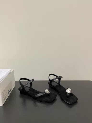 THE ROW's latest Roman flip-flop gold bean sandals are simple and stylish and can be matched with anything✔️A must-have that will impress you as soon as you put them on!
