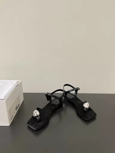 THE ROW's latest Roman flip-flop gold bean sandals are simple and stylish and can be matched with anything✔️A must-have that will impress you as soon as you put them on!
