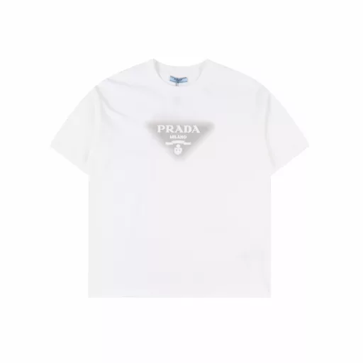 Prada 25ss triangle logo embroidery and inkjet short-sleeved T-shirtThe fabric is made of high-weight 260g combed cotton, customized 1:1 thread, comfortable and skin-friendly, no strange feeling,Customized dyed fabric, high textile density, good drape, not easy to deform, thick weave plus compact spinning process,Will not affect the breathability of the fabric, the color saturation is very high Customized auxiliary materials three labels,The triangle logo inkjet and logo embroidery process on the chest, simple and freshA versatile and good-looking short-sleeved loose version covers the flesh and makes it look thin and not picky