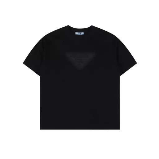 Prada 25ss triangle logo embroidery and inkjet short-sleeved T-shirtThe fabric is made of high-weight 260g combed cotton, customized 1:1 thread, comfortable and skin-friendly, no strange feeling,Customized dyed fabric, high textile density, good drape, not easy to deform, thick weave plus compact spinning process,Will not affect the breathability of the fabric, the color saturation is very high Customized auxiliary materials three labels,The triangle logo inkjet and logo embroidery process on the chest, simple and freshA versatile and good-looking short-sleeved loose version covers the flesh and makes it look thin and not picky