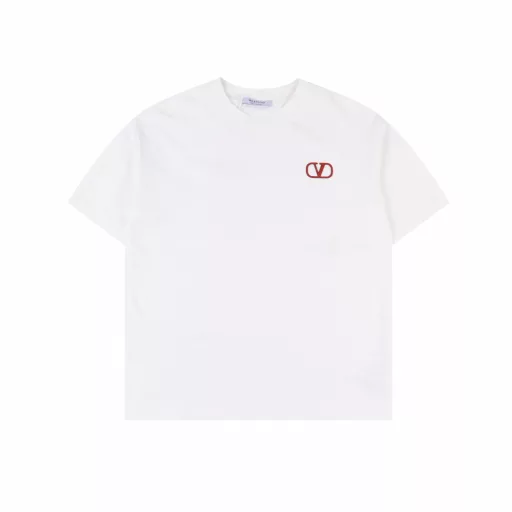 Valentino 25ss chest logo glued short-sleeved T-shirtThe fabric is made of high-weight 260g combed cotton, customized 1:1 thread, comfortable and skin-friendly, no strange feeling,Customized dyed fabric, high textile density, good drape, not easy to deform, thick weave plus compact spinning process,Will not affect the breathability of the fabric, the color saturation is very high, customized auxiliary materials three-label,Small golo glued process on the chest, simple and freshA versatile and good-looking short-sleeved loose version covers the flesh and makes you look thin and not picky