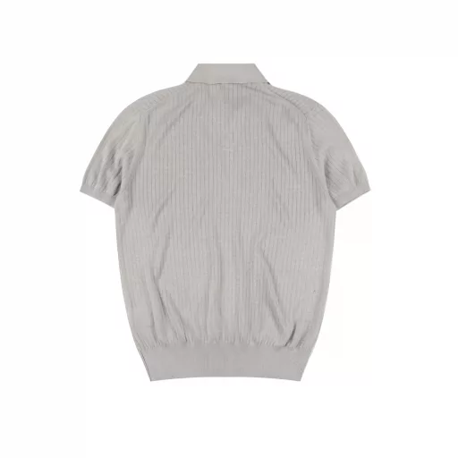 Loro Piana LP 25SS Bamboo Polo Short Sleeve T-shirtThis style uses a German imported Stoll 7.2 needle machine with floating thread jacquard. The yarn used is consistent with the original yarn silk content of 45% mulberry silk 55% cotton, light color fixed dyeing, the improvement time took 20 days, and the feel is the same as the original, breathable, skin-friendly, silky, and the POLO collar also uses the ultimate tight density to make it particularly stylish.
