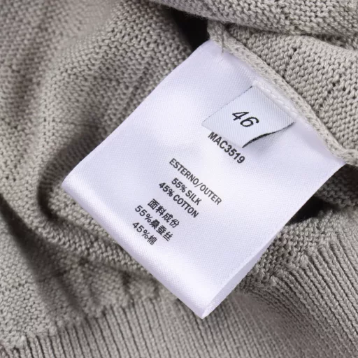 Loro Piana LP 25SS Bamboo Polo Short Sleeve T-shirtThis style uses a German imported Stoll 7.2 needle machine with floating thread jacquard. The yarn used is consistent with the original yarn silk content of 45% mulberry silk 55% cotton, light color fixed dyeing, the improvement time took 20 days, and the feel is the same as the original, breathable, skin-friendly, silky, and the POLO collar also uses the ultimate tight density to make it particularly stylish.
