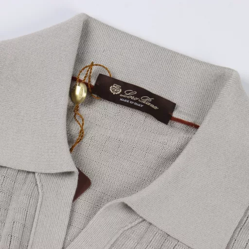 Loro Piana LP 25SS Bamboo Polo Short Sleeve T-shirtThis style uses a German imported Stoll 7.2 needle machine with floating thread jacquard. The yarn used is consistent with the original yarn silk content of 45% mulberry silk 55% cotton, light color fixed dyeing, the improvement time took 20 days, and the feel is the same as the original, breathable, skin-friendly, silky, and the POLO collar also uses the ultimate tight density to make it particularly stylish.