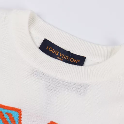LOUIS VUITTON LV colorful leopard print letter intarsia short-sleeved T-shirtOriginal purchase, using 40-count double-ply combed cotton, woven on a German Dornier 12 knitting machine, wool jacquard, wool washing, custom accessories, loose fit