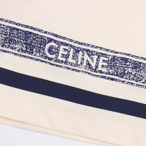 Celine Striped Ribbon Printed Letter ShortsThe fabric is made of custom woven fabric, which is dyed and then etched. It is treated with silky and ultra-soft treatment according to the original. The texture of the fabric is clear and obvious, and the drape is excellent. The exquisite workmanship meets the export standards of foreign trade. There are 4.5 stitches per centimeter, and each seam is pressed with visible lines. The lines are neat and standard like a ruler. The woven cotton ribbon is tightly woven and soft to the touch. The embroidery process uses the Behringer embroidery machine to make the embroidery color fuller and the embroidery more three-dimensional. The pattern has a good effect on the body. It is the same style for men and women, simple and versatile. It is a heavy-duty item for purchasing, and you can compare any quality on the market at will!