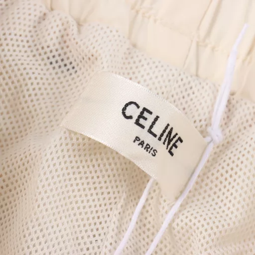 Celine Striped Ribbon Printed Letter ShortsThe fabric is made of custom woven fabric, which is dyed and then etched. It is treated with silky and ultra-soft treatment according to the original. The texture of the fabric is clear and obvious, and the drape is excellent. The exquisite workmanship meets the export standards of foreign trade. There are 4.5 stitches per centimeter, and each seam is pressed with visible lines. The lines are neat and standard like a ruler. The woven cotton ribbon is tightly woven and soft to the touch. The embroidery process uses the Behringer embroidery machine to make the embroidery color fuller and the embroidery more three-dimensional. The pattern has a good effect on the body. It is the same style for men and women, simple and versatile. It is a heavy-duty item for purchasing, and you can compare any quality on the market at will!