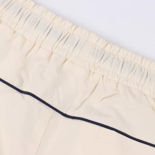 Celine Striped Ribbon Printed Letter ShortsThe fabric is made of custom woven fabric, which is dyed and then etched. It is treated with silky and ultra-soft treatment according to the original. The texture of the fabric is clear and obvious, and the drape is excellent. The exquisite workmanship meets the export standards of foreign trade. There are 4.5 stitches per centimeter, and each seam is pressed with visible lines. The lines are neat and standard like a ruler. The woven cotton ribbon is tightly woven and soft to the touch. The embroidery process uses the Behringer embroidery machine to make the embroidery color fuller and the embroidery more three-dimensional. The pattern has a good effect on the body. It is the same style for men and women, simple and versatile. It is a heavy-duty item for purchasing, and you can compare any quality on the market at will!