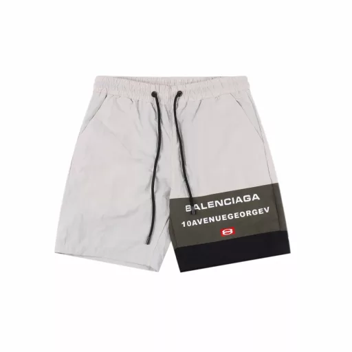 Balenciaga patchwork letter print shortsThe fabric is made of custom woven fabric, which is dyed and then etched. It is treated with silky and ultra-soft treatment in comparison with the original. The texture of the fabric is clear and obvious, the drape is excellent, and the workmanship is exquisite and meets the export standards of foreign trade. There are 4.5 stitches per centimeter, and each seam is pressed with visible lines. The lines are neat and standard like a ruler. The woven cotton ribbon is tightly woven and soft to the touch. The embroidery process uses the Behringer embroidery machine to make the embroidery color fuller and the embroidery more three-dimensional. The pattern has a good effect on the body. It is the same style for men and women, simple and versatile. It is a heavy-duty item for purchasing, and you can compare any quality on the market at will!