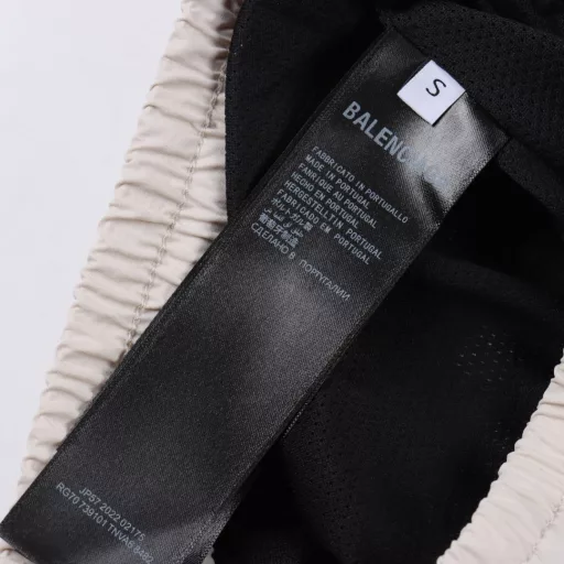 Balenciaga patchwork letter print shortsThe fabric is made of custom woven fabric, which is dyed and then etched. It is treated with silky and ultra-soft treatment in comparison with the original. The texture of the fabric is clear and obvious, the drape is excellent, and the workmanship is exquisite and meets the export standards of foreign trade. There are 4.5 stitches per centimeter, and each seam is pressed with visible lines. The lines are neat and standard like a ruler. The woven cotton ribbon is tightly woven and soft to the touch. The embroidery process uses the Behringer embroidery machine to make the embroidery color fuller and the embroidery more three-dimensional. The pattern has a good effect on the body. It is the same style for men and women, simple and versatile. It is a heavy-duty item for purchasing, and you can compare any quality on the market at will!