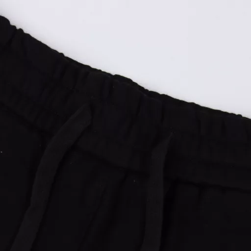 Fendi Monster Eyes Embroidered ShortsThe fabric is made of custom fabric, and the color is customized and then etched. It is treated with silky and ultra-soft treatment compared with the original. The texture of the fabric is clear and obvious, the drape is excellent, and the workmanship is exquisite and reaches the export standard of foreign trade. There are 4.5 stitches per centimeter, and each seam is pressed with visible lines. The lines are neat and standard like a ruler. The woven cotton ribbon is tightly woven and soft to the touch. The embroidery process uses the Behringer embroidery machine to make the embroidery color fuller and the embroidery more three-dimensional. The version has a good effect on the body. It is the same style for men and women, simple and versatile. It is a heavy-duty item for purchasing, and you can compare any quality on the market at will!