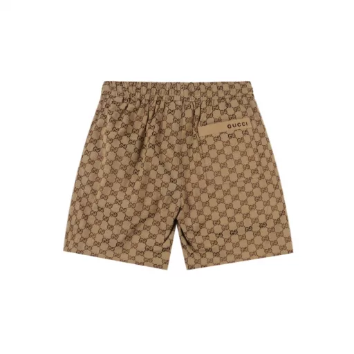 Gucci GG full print old flower shortsInterlocking double G print, drawstring elastic waistband, straight shorts style, full set of accessories! Polyester fiber is a blended fabric, contrasting fabric is fixed color and environmentally friendly. It has good light resistance and better sun resistance than natural fiber fabrics. It uses three-level bird's eye cloth fabric, which is a functional weft knitted fabric with moisture absorption and perspiration function. The principle of perspiration is through the small holes on its surface. Due to the existence of these small holes, it can achieve the effect of moisture absorption and perspiration. The double G pattern is made of thick glue material, and the glue is specially adjusted with environmentally friendly glue. The front end of the elastic waist rope has a metal bell with engraving, the front trouser line is stitched, and the trouser legs are closed with visible lines, which are strong and durable.