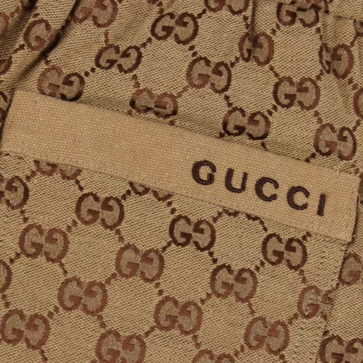 Gucci GG full print old flower shortsInterlocking double G print, drawstring elastic waistband, straight shorts style, full set of accessories! Polyester fiber is a blended fabric, contrasting fabric is fixed color and environmentally friendly. It has good light resistance and better sun resistance than natural fiber fabrics. It uses three-level bird's eye cloth fabric, which is a functional weft knitted fabric with moisture absorption and perspiration function. The principle of perspiration is through the small holes on its surface. Due to the existence of these small holes, it can achieve the effect of moisture absorption and perspiration. The double G pattern is made of thick glue material, and the glue is specially adjusted with environmentally friendly glue. The front end of the elastic waist rope has a metal bell with engraving, the front trouser line is stitched, and the trouser legs are closed with visible lines, which are strong and durable.