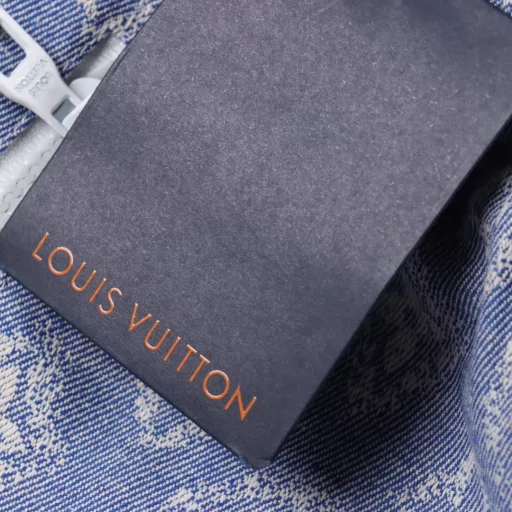 Louis Vuitton full print monogram zipper shortsOriginal version purchased, pattern made immediately. The fabric is a customized densely spun technology fabric with a light surface, silky and breathable upper body. Infrared positioning cutting, overalls design, invincible and versatile upper body. All details are customized and developed, and all hardware accessories are restored to ZP.