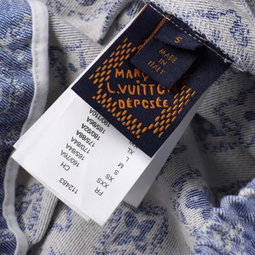 Louis Vuitton full print monogram zipper shortsOriginal version purchased, pattern made immediately. The fabric is a customized densely spun technology fabric with a light surface, silky and breathable upper body. Infrared positioning cutting, overalls design, invincible and versatile upper body. All details are customized and developed, and all hardware accessories are restored to ZP.