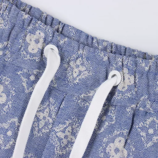 Louis Vuitton full print monogram zipper shortsOriginal version purchased, pattern made immediately. The fabric is a customized densely spun technology fabric with a light surface, silky and breathable upper body. Infrared positioning cutting, overalls design, invincible and versatile upper body. All details are customized and developed, and all hardware accessories are restored to ZP.